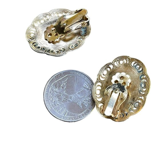 Vintage Cameo Clip On Earrings Gold Tone Filigree Faux Pearl Trim Elegant Jewelr - Picture 8 of 9